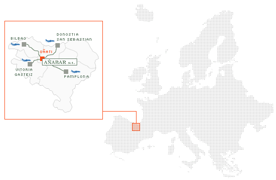 Mapa que muestra, por un lado, la ubicacin del Pas Vasco en Espaa y Europa y, por otro lado, la ubicacin de Oati en el Pas Vasco as como las carreteras para acceder desde Bilbao, Donostia-San Sebastian, Vitoria-Gasteiz y Pamplona.